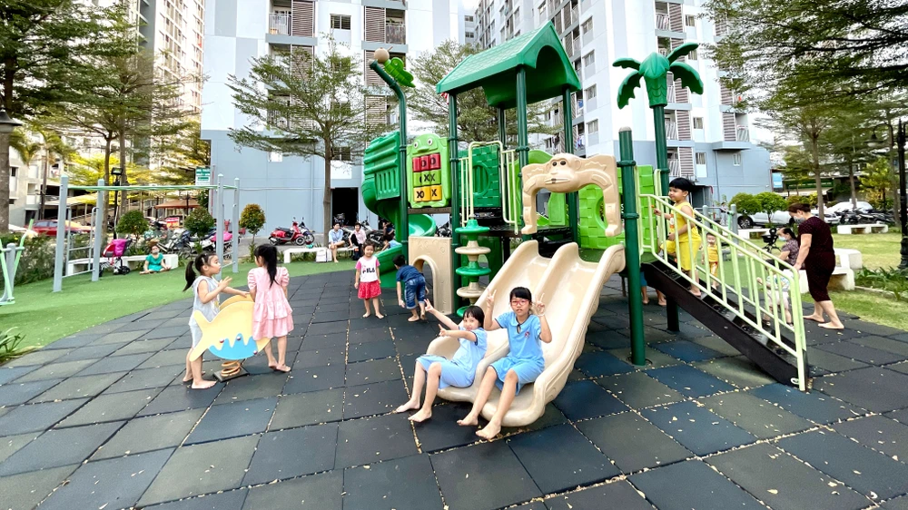 Trẻ nhỏ vui chơi trong công viên ở khu dân cư nhà ở xã hội EHomeS, phường Phú Hữu, TP Thủ Đức, TPHCM. Ảnh: HOÀNG HÙNG