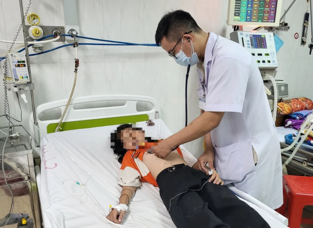 Các bệnh nhân bị ngộ độc do ăn nấm ve sầu đang được điều trị tại Bệnh viện Đa khoa vùng Tây Nguyên. Ảnh: MAI CƯỜNG