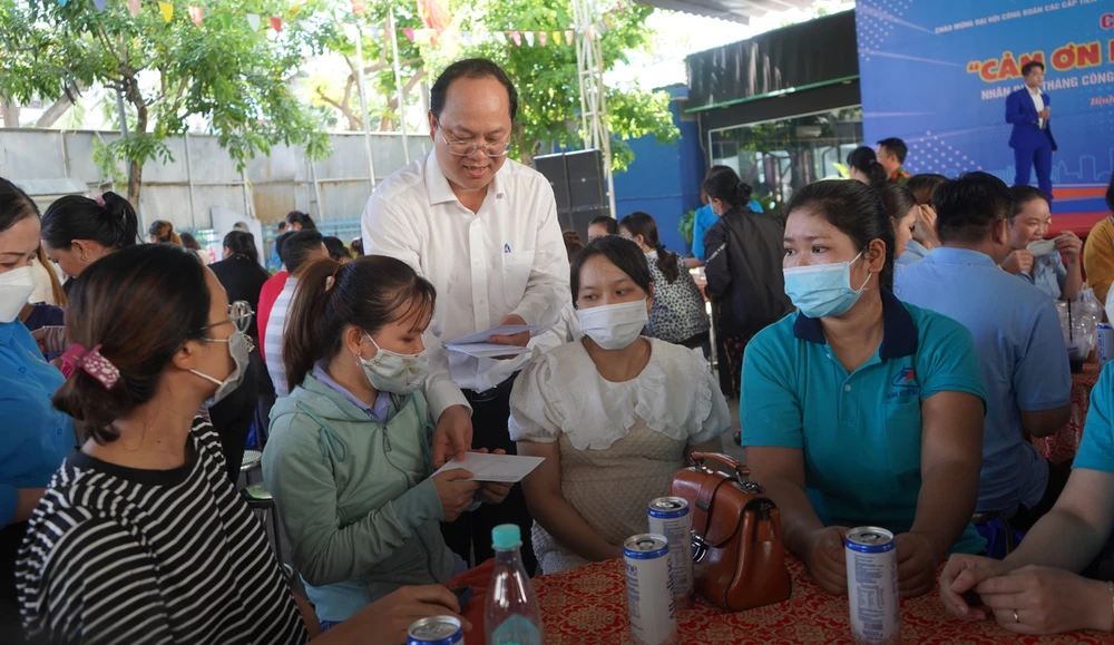 Phó Bí thư Thành ùy TPHCM Nguyễn Hồ Hải trao quà cảm ơn người lao động