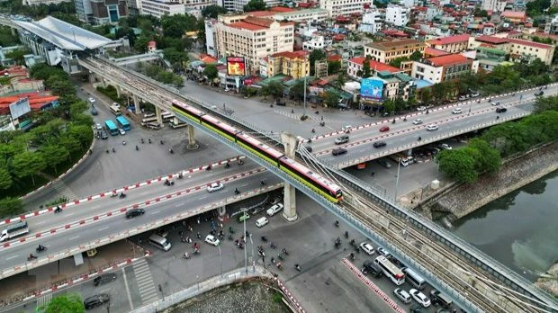 Tàu điện Metro Nhổn-Ga Hà Nội. Ảnh: TTXVN
