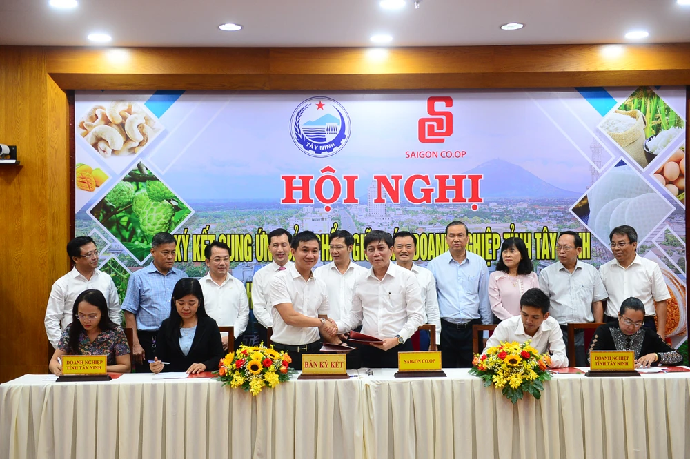 Đại diện Saigon Co.op ký kết hợp tác với các doanh nghiệp ở tỉnh Tây Ninh