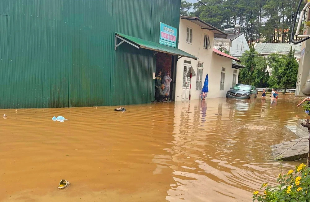 Đường trong khu dân cư Hoàng Diệu, phường 5, TP Đà Lạt bị ngập sâu sau trận mưa lớn