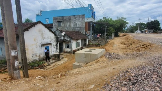 Nhiều nhà dân ở xã Tây Giang (huyện Tây Sơn, tỉnh Bình Định) bị biến thành... hầm
