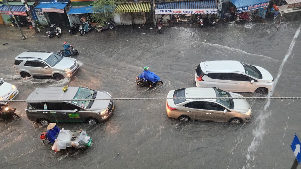 TPHCM mưa to, nhiều tuyến đường ngập