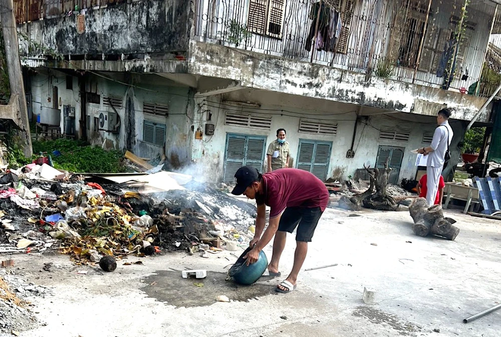 Người dân phường An Lạc, quận Bình Tân (TPHCM) vệ sinh môi trường diệt lăng quăng để phòng chống bệnh truyền nhiễm