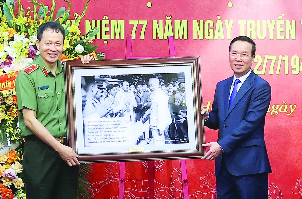 Chủ tịch nước Võ Văn Thưởng tặng bức ảnh Bác Hồ với cán bộ, chiến sĩ Công an nhân dân cho Cục An ninh chính trị nội bộ. Ảnh: TTXVN