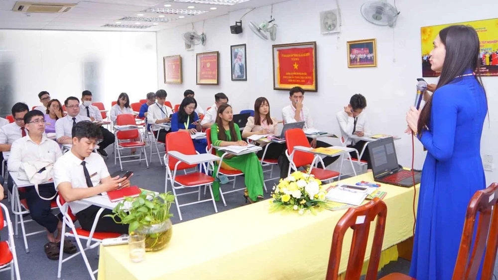 Nguyễn Hoàng Tiên tập huấn chuyên môn cho giáo viên, nhân viên Trường CĐ Đại Việt Sài Gòn