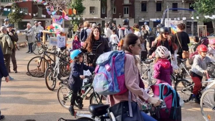 Cảnh tan trường với phụ huynh và học sinh đi xe đạp ở TP Milan