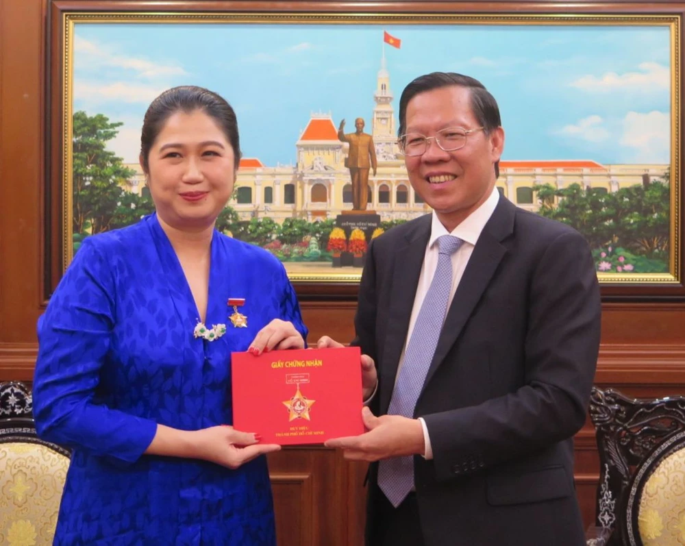 Chủ tịch UBND TPHCM Phan Văn Mãi trao tặng Huy hiệu và giấy chứng nhận Huy hiệu TPHCM cho Tổng Lãnh sự Malaysia Wong Chia Chiann. Ảnh: THỤY VŨ