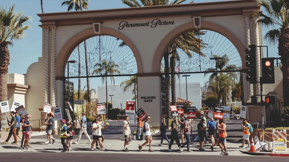 Các thành viên của liên minh SAG-AFTRA tuần hành bên ngoài lối vào hãng phim Paramount Pictures ở Los Angeles. Ảnh: THE NEW YORK TIMES 