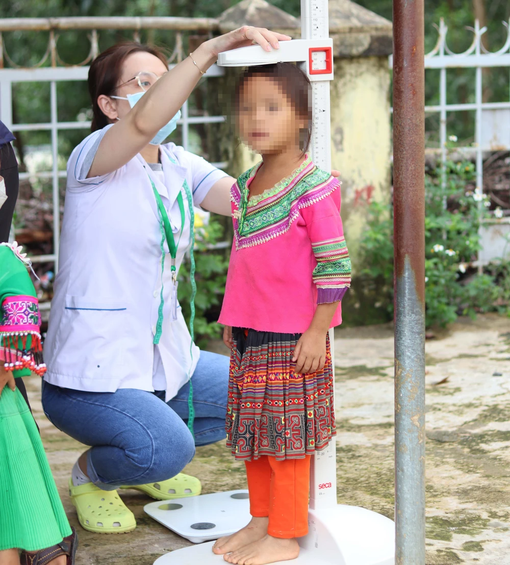 Khám tầm soát chậm tăng trưởng chiều cao và cân nặng cho trẻ tại huyện Đắk Glong, tỉnh Đắk Nông