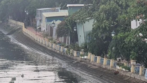 Đoạn bờ phải kênh Thanh Đa xuất hiện tình trạng sụt lún có nguy cơ sạt lở nguy hiểm