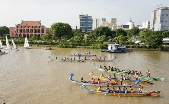 Hoạt động đua thuyền diễn ra trên sông Sài Gòn. Ảnh: HOÀNG HÙNG