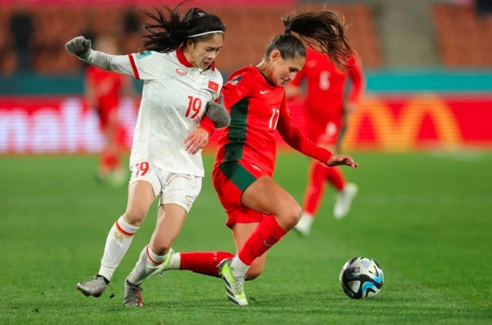 Tuyển thủ Thanh Nhã (trái) tranh chấp bóng với cầu thủ Bồ Đào Nha ở VCK World Cup nữ 2023