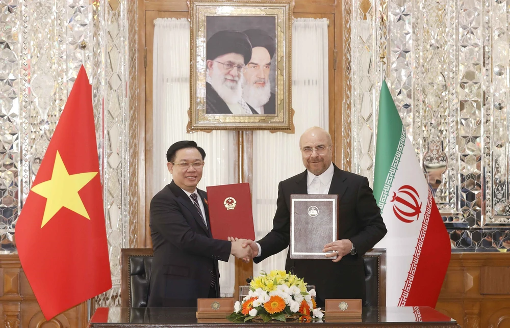 Chủ tịch Quốc hội Vương Đình Huệ và Chủ tịch Quốc hội Iran Mohammad Bagher Ghalibaf ký thỏa thuận hợp tác giữa Quốc hội hai nước. Ảnh: TTXVN
