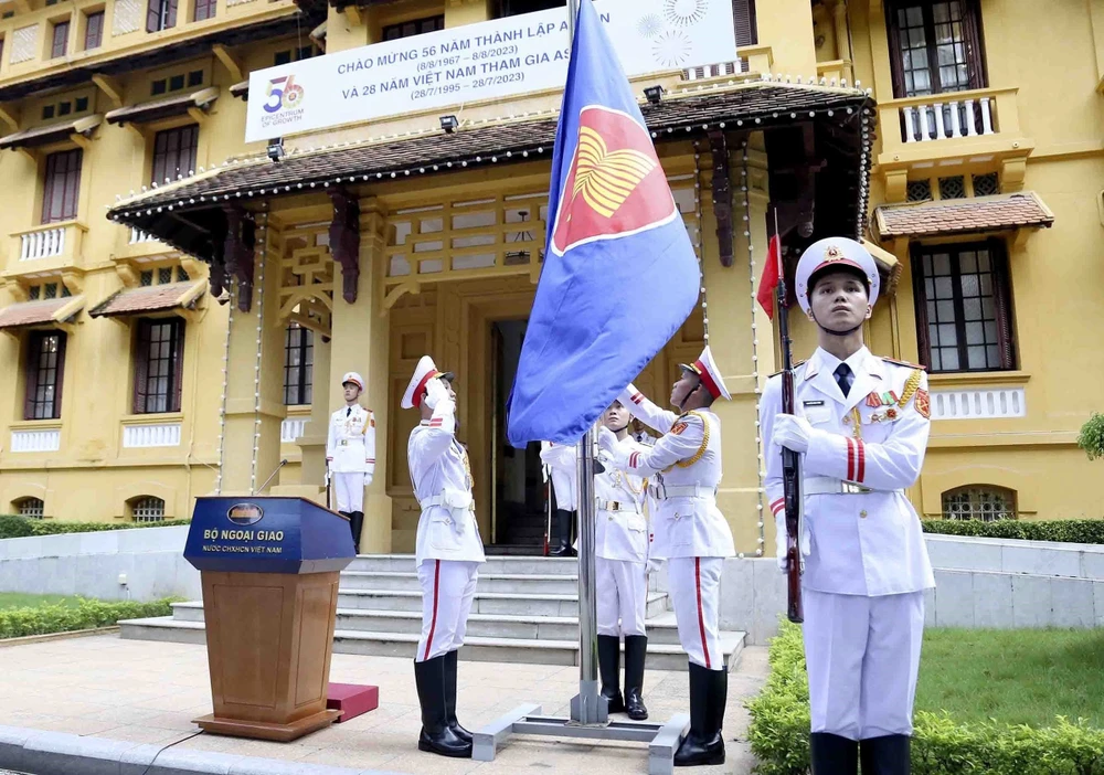 Lực lượng tiêu binh thực hiện nghi thức thượng cờ ASEAN tại Trụ sở Bộ Ngoại giao