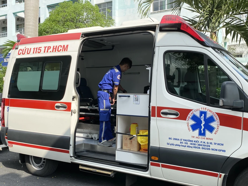 Nhân viên Trung tâm cấp cứu 115 TPHCM đang kiểm tra trang thiết bị y tế trước khi đến hỗ trợ người dân. Ảnh: BÙI TUẤN