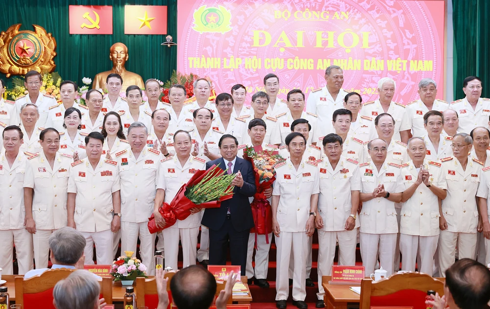 Thủ tướng Phạm Minh Chính tặng hoa chúc mừng Ban Chấp hành Hội Cựu Công an nhân dân. Ảnh: VIẾT CHUNG