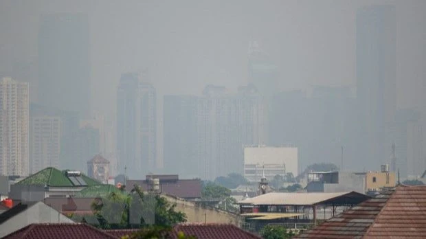 Khói mù ô nhiễm bao phủ bầu trời tại Jakarta, Indonesia. Ảnh: AFP/TTXVN