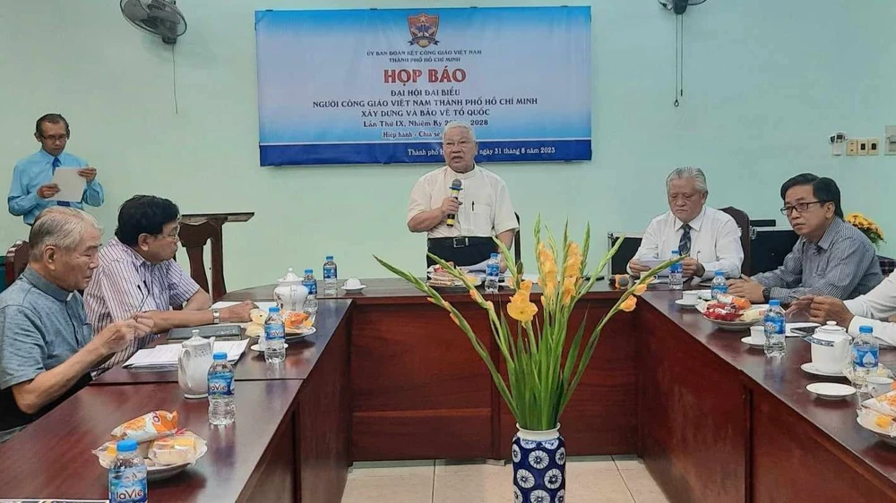 Linh mục Đinh Ngọc Lễ, Phó Chủ tịch Thường trực Ủy ban Đoàn kết Công giáo Việt Nam TPHCM chủ trì họp báo