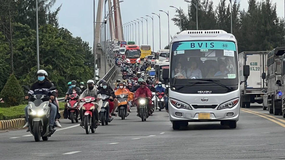 Rất đông phương tiện lưu thông qua cầu Rạch Miễu (ảnh chụp đầu cầu phía Tiền Giang trong chiều 3-9)