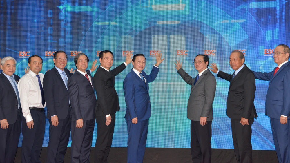 Phó Thủ tướng Trần Hồng Hà và Chủ tịch UBND TPHCM Phan Văn Mãi cùng các đại biểu nhấn nút khai trương Trung tâm Đào tạo điện tử, vi mạch bán dẫn. Ảnh: CAO THĂNG
