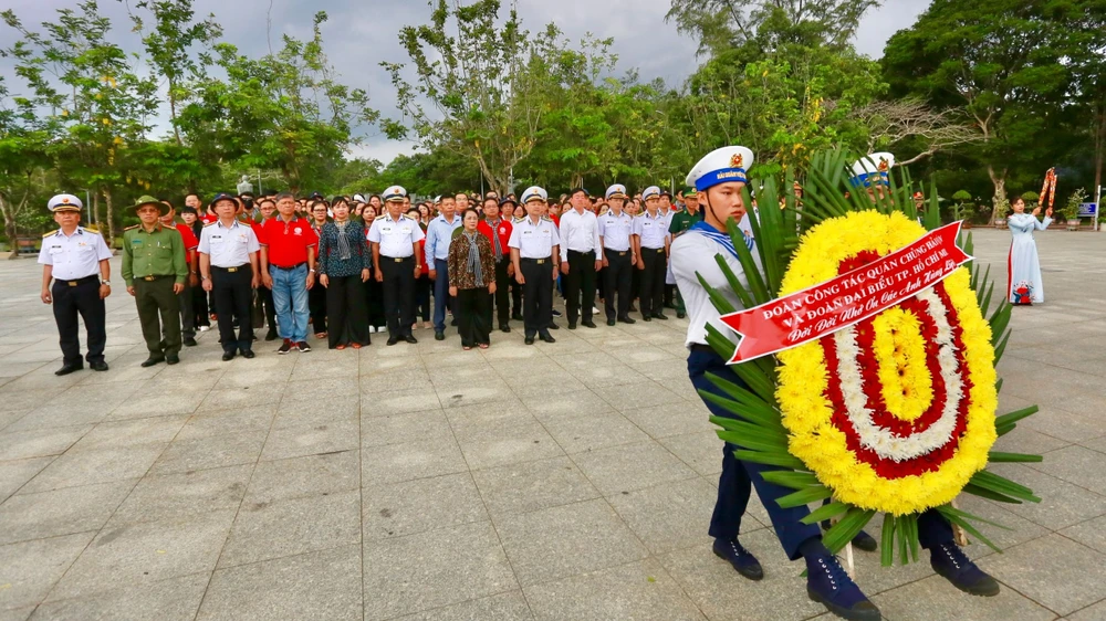 Đoàn dâng hương, dâng hoa và dành phút mặc niệm tưởng nhớ các Anh hùng liệt sĩ tại Nghĩa trang Hàng Dương. Ảnh: CHÍ THẠCH