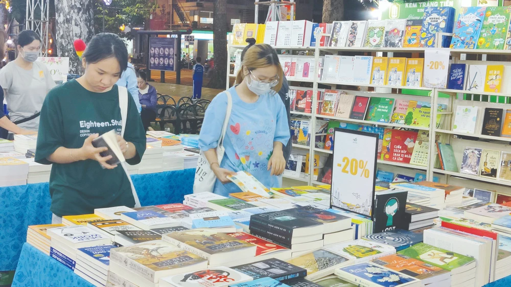 Bạn đọc chọn mua sách tại một điểm bán sách ở TPHCM