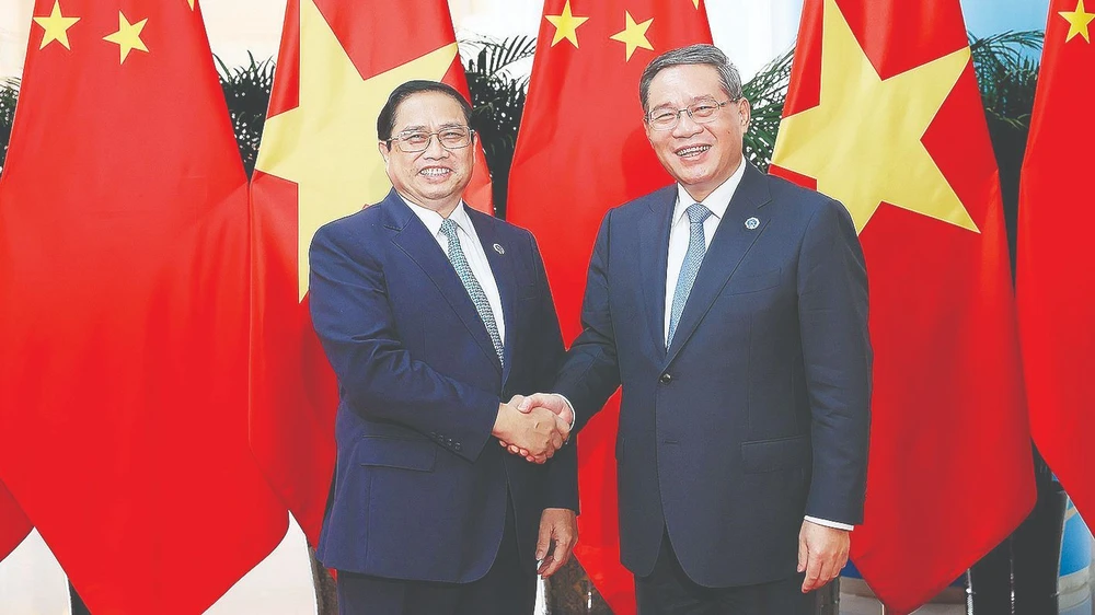 Thủ tướng Trung Quốc Lý Cường đón Thủ tướng Phạm Minh Chính. Ảnh: TTXVN