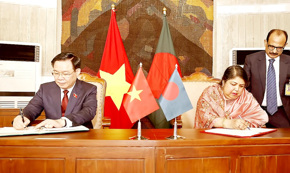 Chủ tịch Quốc hội Vương Đình Huệ và Chủ tịch Quốc hội Shirin Sharmin Chaudhury ký kết Bản ghi nhớ về hợp tác giữa hai Quốc hội. Ảnh: TTXVN