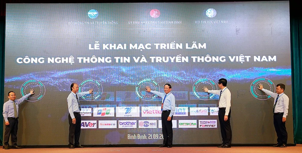 Các đồng chí lãnh đạo bấm nút chính thức khai mạc Hội thảo hợp tác phát triển công nghệ thông tin, truyền thông Việt Nam lần thứ XXIV. Ảnh: NGỌC OAI