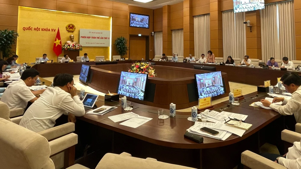 Quang cảnh phiên họp toàn thể thứ 23 Ủy ban Kinh tế của Quốc hội
