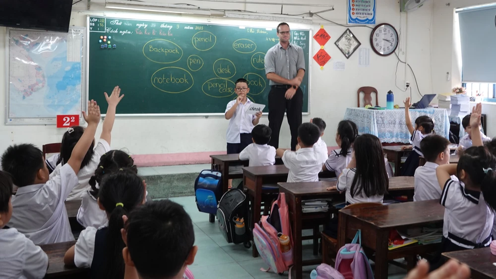Tiết học tiếng Anh với giáo viên người nước ngoài của học sinh Trường Tiểu học Phù Đổng (quận Hải Châu, TP Đà Nẵng). Ảnh: XUÂN QUỲNH