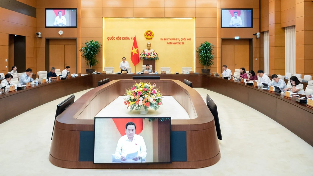 Phó Chủ tịch Thường trực Quốc hội Trần Thanh Mẫn điều hành nội dung cho ý kiến về dự án Luật Đất đai (sửa đổi)