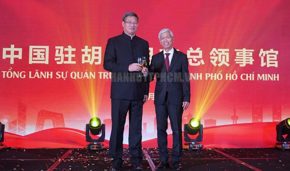 Phó Chủ tịch UBND TPHCM Võ Văn Hoan cùng Tổng Lãnh sự Trung Quốc Ngụy Hoa Tường chúc mừng tại buổi lễ. Ảnh theo thanhuytphcm
