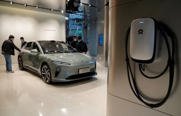 Một ô tô điện của hãng Nio (Trung Quốc) trưng bày tại showroom ở Thượng Hải, Trung Quốc. Ảnh: REUTERS 