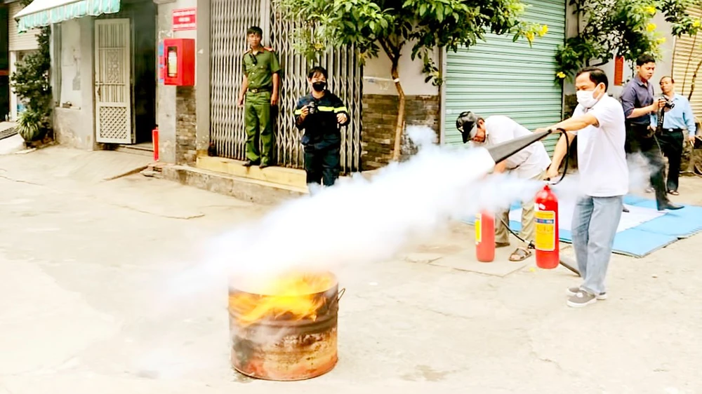 Người dân phường Tân Hưng Thuận, quận 12, TPHCM diễn tập phương án chữa cháy. Ảnh: CHÍ THẠCH