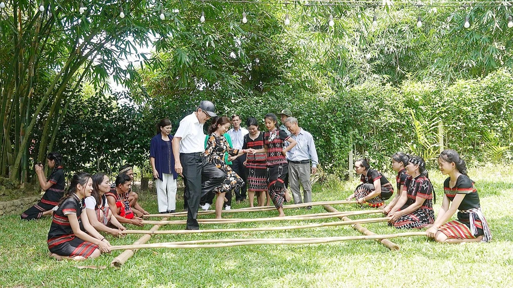 Du khách tham gia sinh hoạt cộng đồng cùng đồng bào dân tộc Cơ Tu (xã Hòa Bắc, huyện Hòa Vang, Đà Nẵng). Ảnh: XUÂN QUỲNH