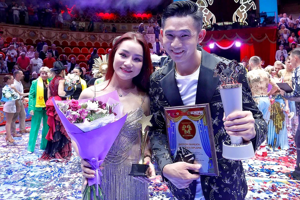 Hiển Phước và Thanh Hoa nhận Huy chương vàng Liên hoan xiếc quốc tế Almaty 2023 với tiết mục biểu diễn Khoảnh khắc tình yêu