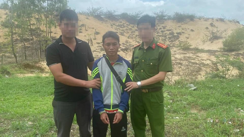 Lực lượng chức năng bắt giữ Nguyễn Văn Quyết. Ảnh: VKSND tỉnh Hà Tĩnh