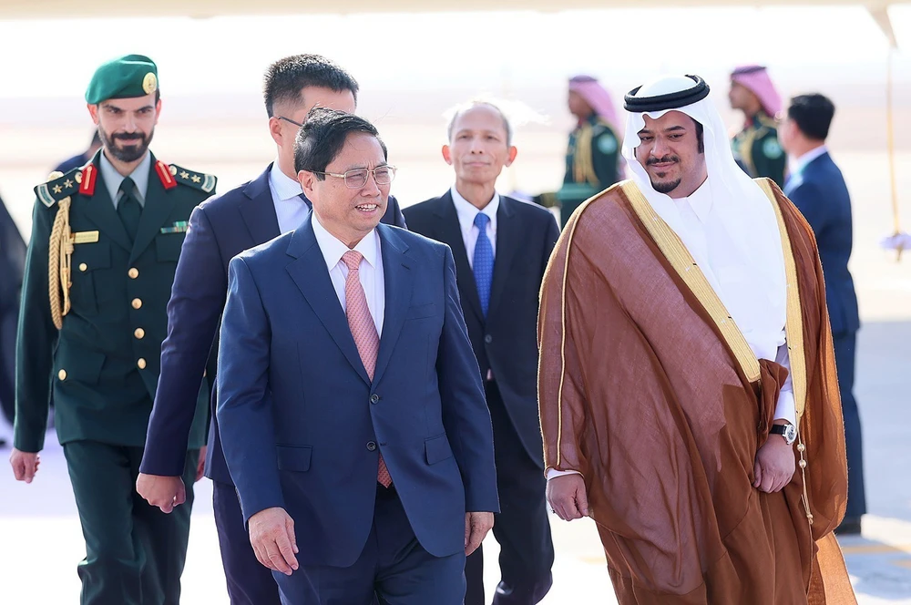 Lễ đón Thủ tướng Phạm Minh Chính tại sân bay quốc tế Quốc vương Khalid ở thủ đô Riyadh, Vương quốc Saudi Arabia. Ảnh: TTXVN