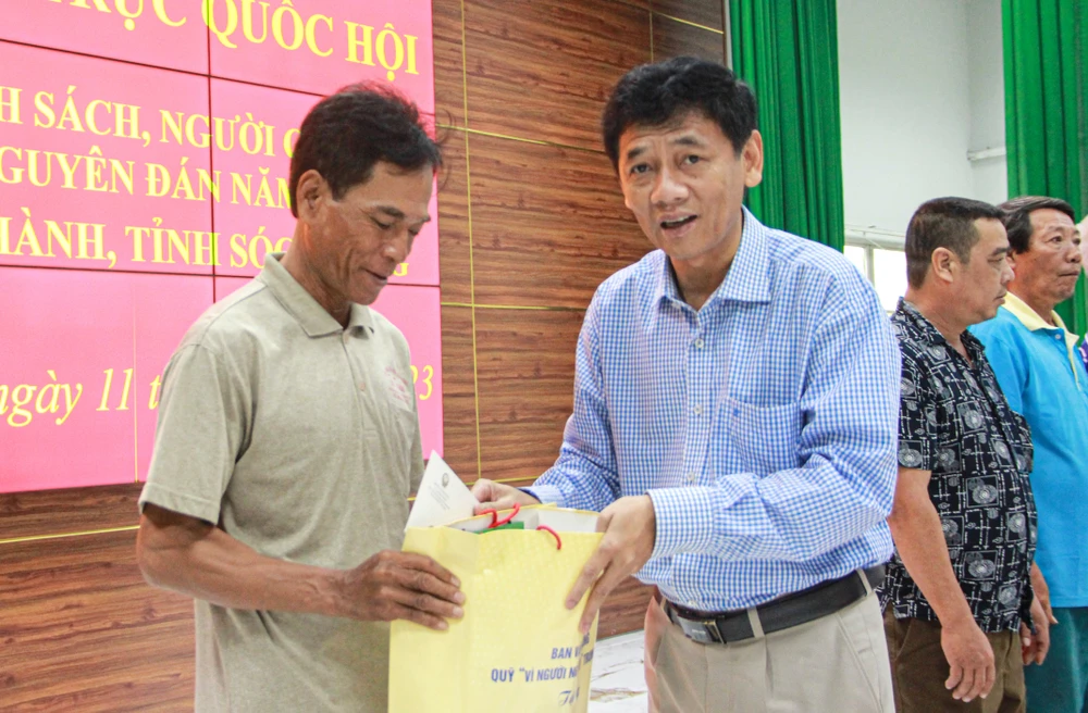 Bí thư Tỉnh ủy Sóc Trăng Lâm Văn Mẫn tặng quà người lao động có hoàn cảnh khó khăn
