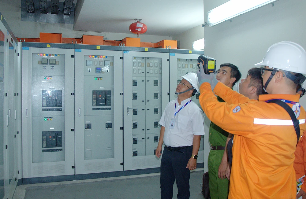 Công ty Điện lực Tân Phú (TPHCM) phối hợp với các đơn vị kiểm tra công tác an toàn điện, PCCC-CNCH các khu nhà trọ, nhà cao tầng