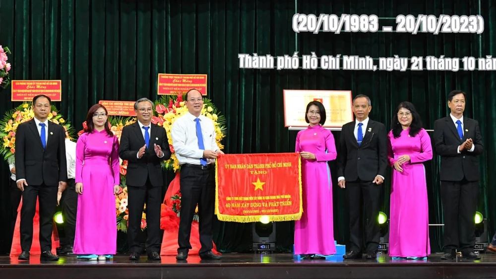 Phó Bí thư Thành ủy TPHCM Nguyễn Hồ Hải trao cờ truyền thống cho tập thể Công ty TNHH MTV xây dựng và kinh doanh Nhà Phú Nhuận. Ảnh: VIỆT DŨNG