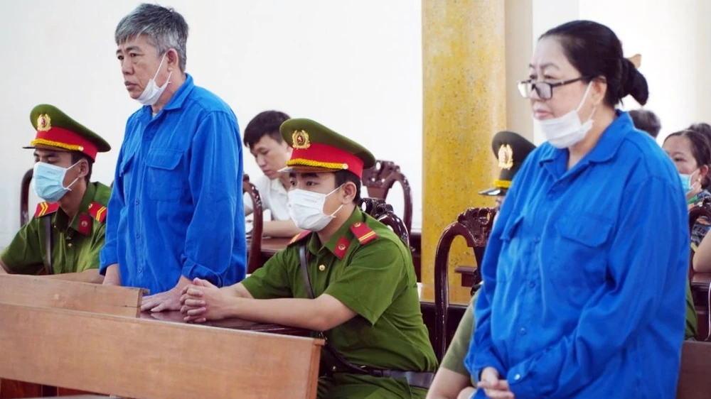 Hai bị cáo Mười Tường (phải) và Nguyễn Văn Võ tại tòa. Ảnh: CTV