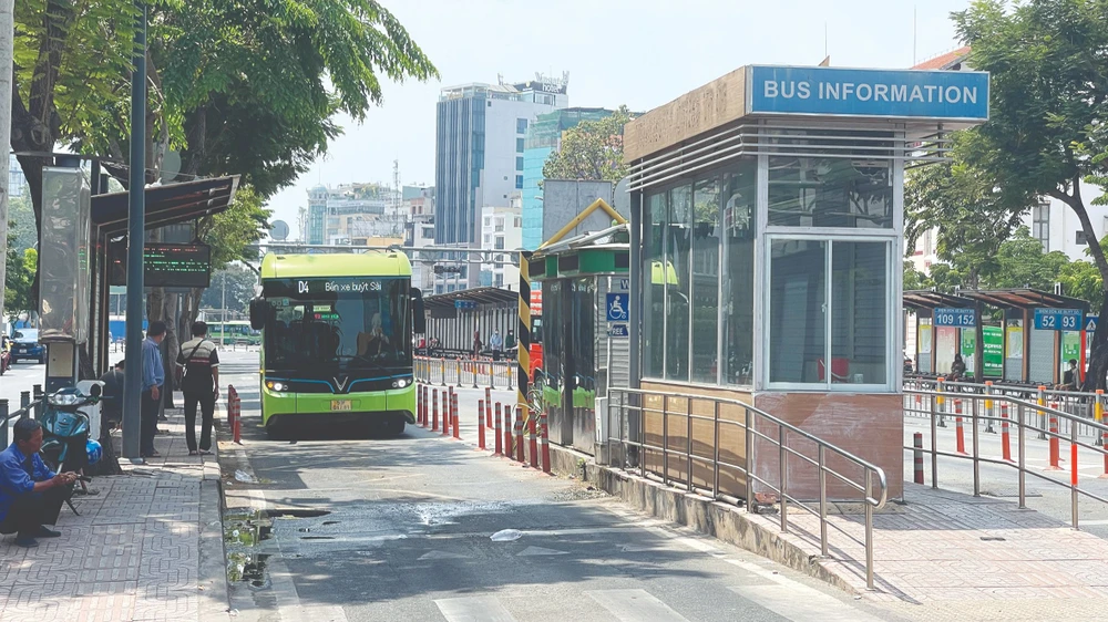 Trạm trung chuyển xe buýt trên đường Hàm Nghi (quận 1, TPHCM)