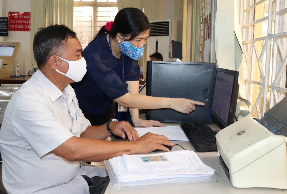 Công chức quận Bình Thạnh hướng dẫn người dân thực hiện các thủ tục hành chính trực tuyến