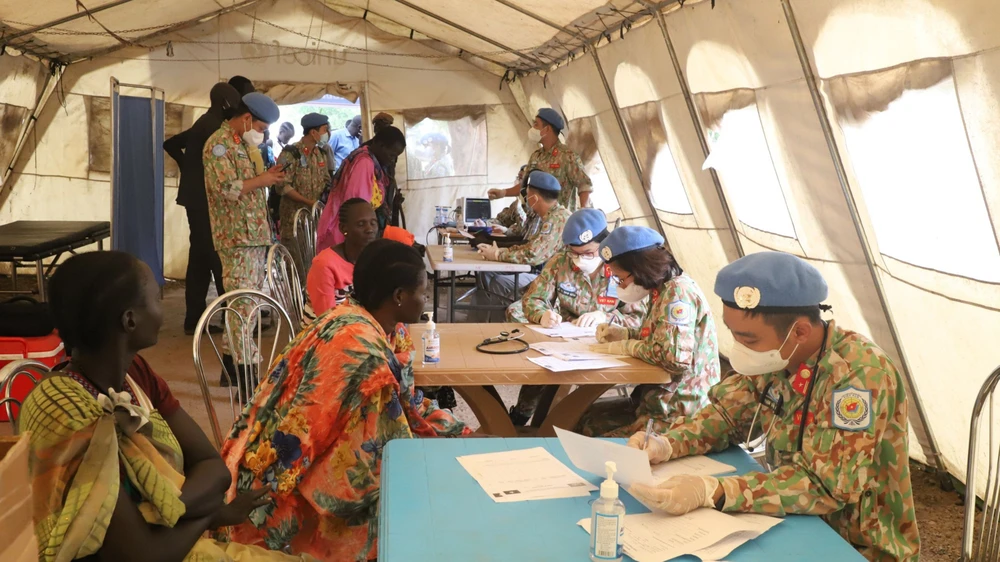 Nhân viên BVDC 2.4 của Việt Nam tổ chức nhiều buổi khám chữa bệnh, cấp thuốc miễn phí cho người dân tại Nam Sudan