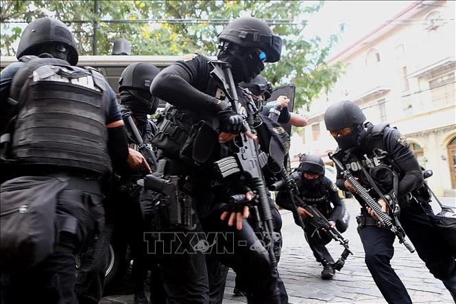 Cảnh sát đặc nhiệm Philippines tham gia diễn tập chống khủng bố ở Manila. Ảnh: TTXVN