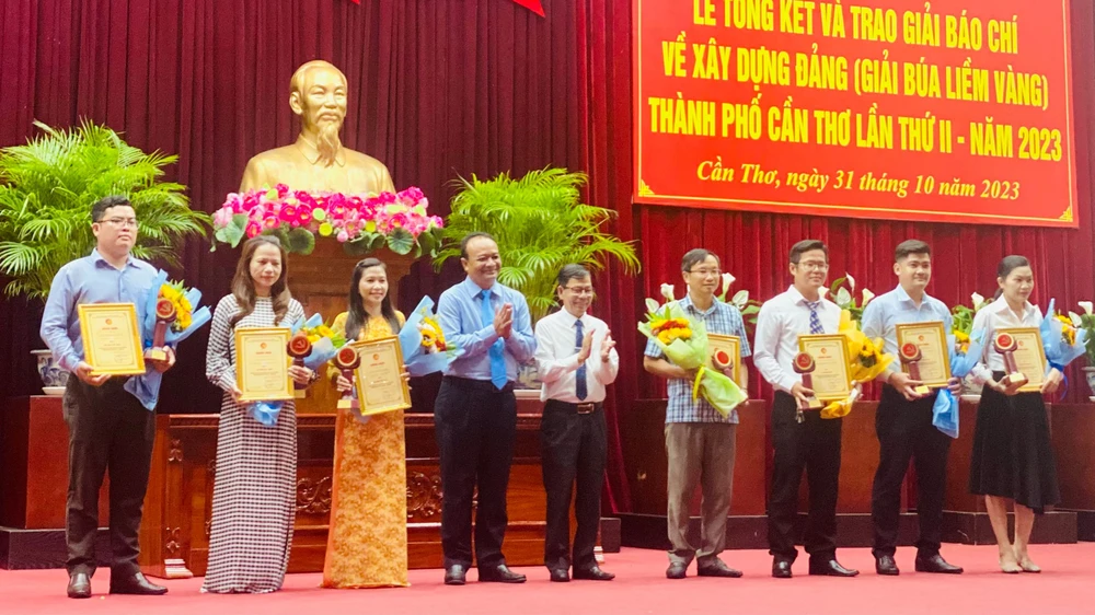 Ban Tổ chức trao giải cho các tác giả đoạt Giải báo chí về xây dựng Đảng